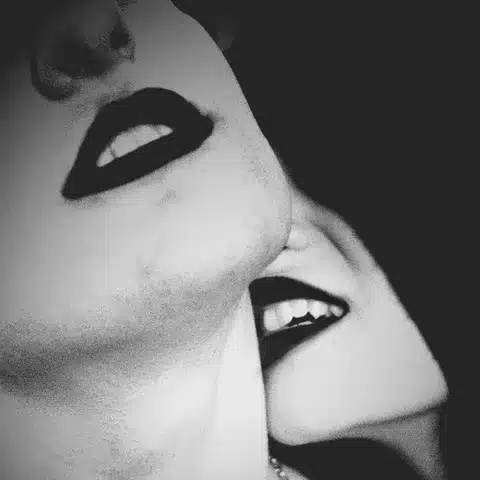 Découvrez comment Suprahead Studio à Strasbourg transcende l'art visuel avec le clip 'MORTES: A neo duke of darkness', une fusion parfaite de darkwave et de post-punk.