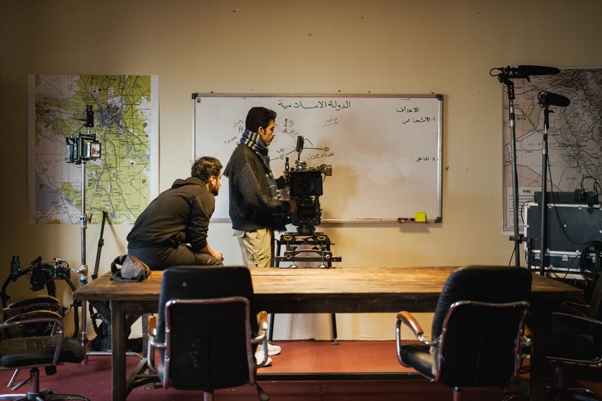 Équipe de production vidéo préparant une caméra dans un studio