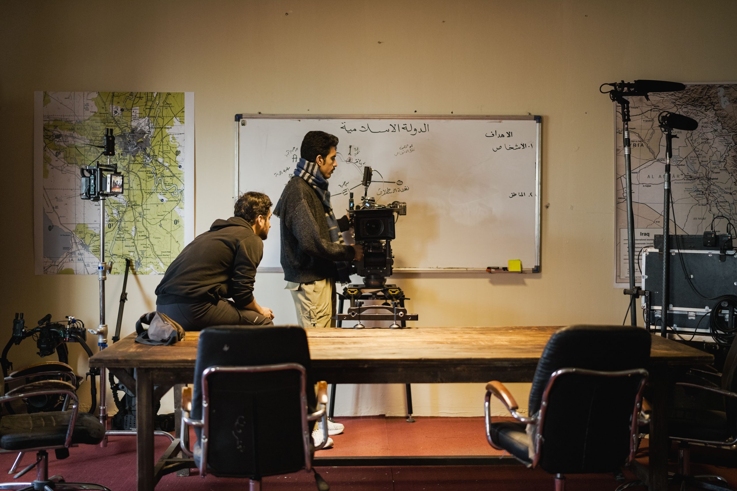 Équipe audiovisuelle préparant une caméra avant un tournage