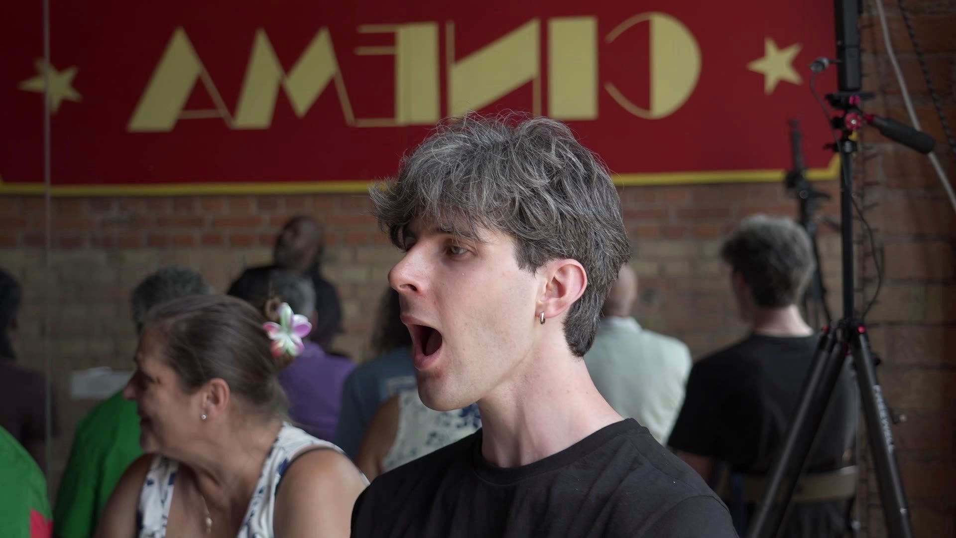 Un participant chante à pleine voix pendant l'exercice de la sirène