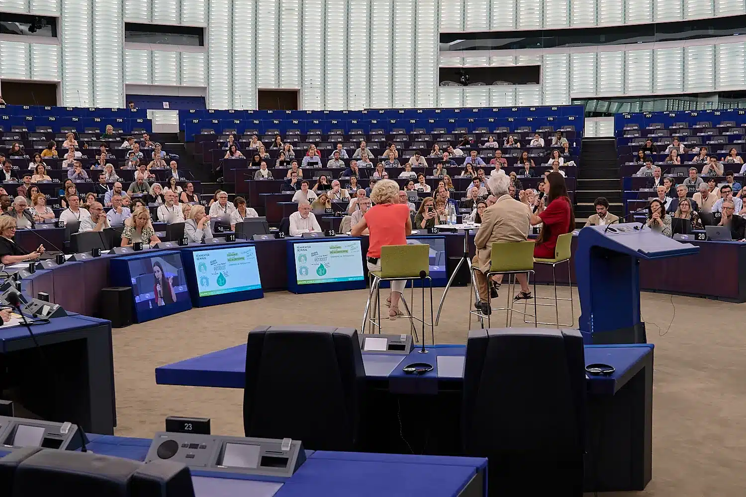 Échange sur scène dans l’hémicycle du Parlement européen à Strasbourg, devant une salle pleine, lors de la clôture des Assises européennes de la transition énergétique 2025