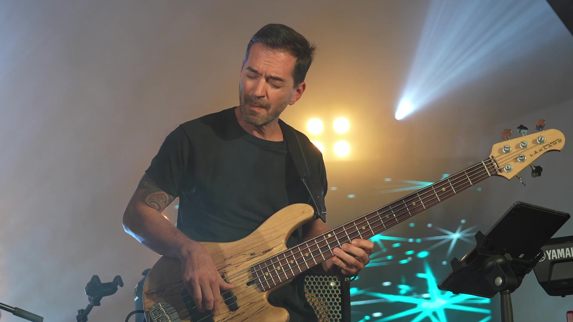 Le bassiste de Moabi Village en gros plan pendant le concert