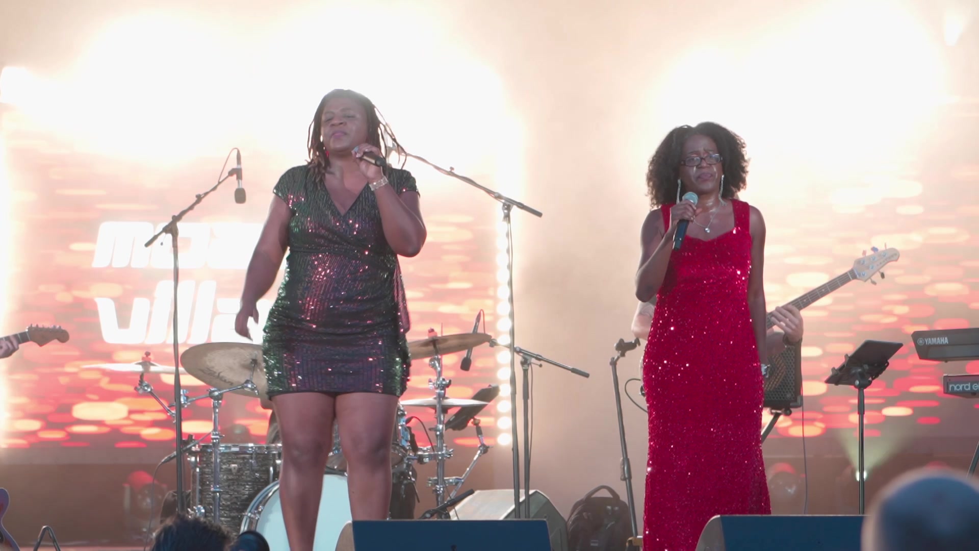 Les deux chanteuses de Moabi Village sur scène en fin de journée